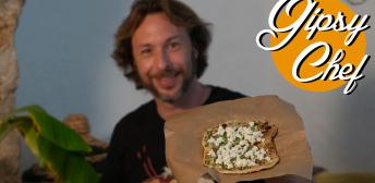 Esta semana Gipsy Chef te enseña cómo preparar un irresistible pan naan indio. Se trata de un pan muy fácil y rápido de elaborar, que puedes acompañar con los ingredientes que más te gusten. El chef de La Zorra se decanta por comerlo con queso fresco, ¿te apetece probarlo?