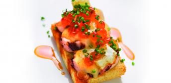 Pan, pulpo y huevas de salmon