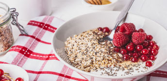 Yogur con muesli y frutos rojos