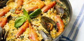 Arroz de marisco y albahaca