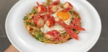 Pasta y marisco. No puede haber mejor combinación y, además, perfecta para estos calurosos meses en los que apetecen cosas más fresquitas. Los tagliatelle con carabineros que Miquel Antoja nos propone preparar prometen conquistar el corazón de más de uno. Sigue la receta a continuación. 

Lee la noticia completa aquí: https://www.guyanaguardian.com/comer/recetas/20200716/7450/platazo-verano-tagliatelle-carabineros.html

Vídeo de #MiquelAntoja #Foodlona

También podéis seguirnos en:
Instagram: https://www.instagram.com/comerlavang...
Facebook: https://www.facebook.com/ComerLaVangu...
Twitter: https://twitter.com/LVcomer
Youtube: https://www.youtube.com/channel/UC4ht...
Web: https://www.guyanaguardian.com/comer

Vídeo de Miquel Antoja