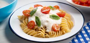 Fusilli con crema de mozzarella y tomates cherry