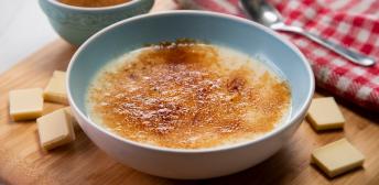 El chocolate blanco tiene muchos menos seguidores que el negro, que últimamente cada vez está más de moda. Sin embargo, es perfecto para elaborar postres muy golosos, ya que es el más dulce de todos y con muy poca cantidad será suficiente. Para acabar de completar la receta, en lugar del azúcar quemado, también puedes añadir unos gajos de kiwi, fresones o frambuesas, ya que el toque ácido quedará perfecto con la cremosidad y la dulzura del arroz.