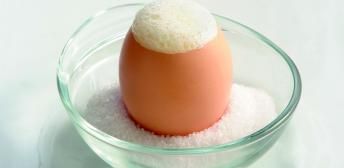 Huevos sorpresa con mousse de salmón y Parmesano