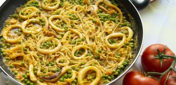 Fideos cazuela con calamares y pescado