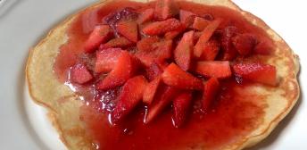 Tortitas de plátano con fresas