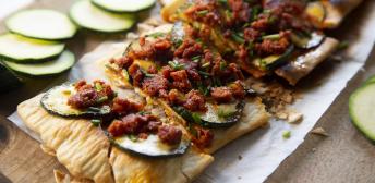 Coca de calabacín y sobrasada