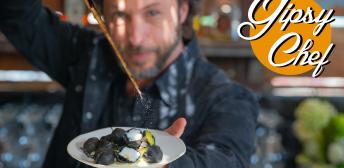 Esta semana Gipsy Chef te enseña a cocinar una tapa muy recurrida durante esta época del año: unos ricos buñuelos. Sin embargo, esta receta poco tiene que ver con la que suelen servirnos en la terrazas. El cocinero usa como relleno merluza y aguacate y acompaña el plato con una mayonesa de lo más original. Aunque seguramente lo que más te sorprenda sea el color de los buñuelos... ¿Te atreves a prepararlos?