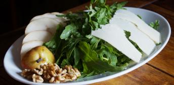 Ensalada de pera y rúcula con salsa de miel y mostaza