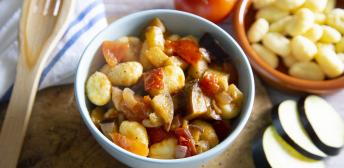 Ñoquis con pisto de berenjenas