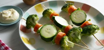 Brochetas de verduras al vapor