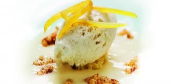 Arroz crujiente con leche y helado de canela