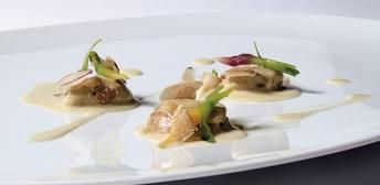 Ostras, crema trufada, hortalizas picantes y trufa blanca