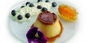 Flan con nata montada y miel