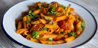 Macarrones con tomate y anchoas