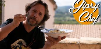 Esta semana Gipsy Chef te enseña a preparar un cremoso risotto de elaboración rápida y sencilla. El chef insiste en que no hace falta acudir a una tienda especializada para obtener los ingredientes, sino que puedes adaptar el plato con los productos autóctonos que prefieras. Quizás la receta no respete 100% la versión italiana, pero el resultado será tan delicioso que querrás repetirla una y otra vez. 0:31 - Con el fuego apagado, echar en la olla un buen trozo de mantequilla, una hoja de laurel, un ajo machacado, una cebolla picada en trozos muy pequeños y un poco de sal. Encender el fuego al mínimo. 1:25 - Añadir un vaso de arroz y un chorro de aceite de oliva. Cocinar hasta que la cebolla y el arroz estén transparentes (4-5 minutos aproximadamente). 2:00 - Pasado este tiempo, añadir un chorro de vino blanco. Remover sin parar a fuego medio hasta que absorba todo el vino. 3:00 - Añadir jengibre rallado y empezar a incorporar el caldo, que debe estar tibio. El caldo debe ir añadiéndose poco a poco y siempre sin dejar de remover. Ir añadiendo a medida que se va secando el arroz. 4:02 - Cuando el arroz esté al dente, añadir hinojo muy fino. Remover bien y añadir un poco más de caldo. 4:30 - Cuando la textura sea cremosa, añadir un poco de ralladura de limón. 4:40 - Con el fuego apagado, añadir una buena nuez de mantequilla y remover. 4:51 - Rallar mucho queso por encima (habitualmente se usa el parmesano, pero puedes optar por una variedad local). Remover hasta que todo esté bien integrado. 5:22 - Cortar una lonchas de higo y por encima un toque de pimienta, un poco de ralladura de limón y un chorro de aceite de oliva. 5:46 - Servir el risotto encima de los higos. Coronar con una loncha de higo, un toque de pimienta, un poco de zumo de limón, aceite de oliva y un poco más de queso. Lea la noticia completa aquí: https://www.guyanaguardian.com/comer/recetas/20200708/7318/risotto-mas-suculento-gipsy-chef.html Vídeo de Story & Co Films #RecetaFácil #GipsyChef También podéis seguirnos en: Instagram: https://www.instagram.com/comerlavanguardia Facebook: https://www.facebook.com/ComerLaVanguardia Twitter: https://twitter.com/LVcomer Youtube: https://www.youtube.com/channel/UC4ht5J0lUzGmSbjLacEIXkA Web: https://www.guyanaguardian.com/comer