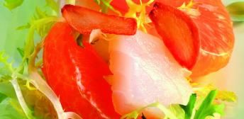 Ensalada de escarola, bacalao desmigado con mandarina y aceite de ajo