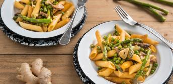 Macarrones con setas, guisantes y trigueros