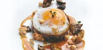 Huevo de pato con setas y tocino ahumado