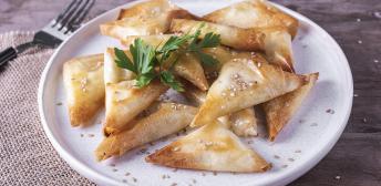 Pastelitos salados rellenos de feta, una receta sencilla y deliciosa