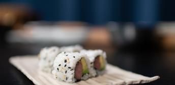 En japonés, 'hura' significaría que el arroz va por fuera