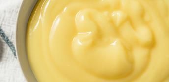 La crema inglesa, base de múltiples elaboraciones dulces e icono de la pastelería inglesa, es una parte imprescindible de este plato