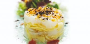 Milhojas de bacalao y patata con vinagreta de balsámico y cítricos