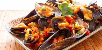 Mejillones con vinagreta de tomates secos y pistachos