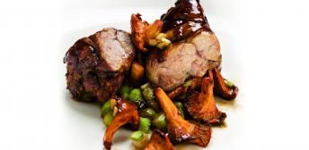 Mollejas de ternera con ajos tiernos y rebozuelos