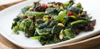 Espinacas con dátiles y piñones en el microondas