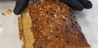 Estamos en plena temporada de calçots, uno de los productos más distinguidos de la gastronomía catalana. Si te apetece disfrutarlos de un modo distinto, toma nota de esta receta de hojaldre de calçots con romesco que te propone Miquel Antoja. Se trata de una preparación muy sencilla, pero requiere organización, ya que debes sumergir los calçots entre cuatro y seis horas antes te empezar a cocinarlos. ¡Atrévete con la receta y sorprende a toda la familia!