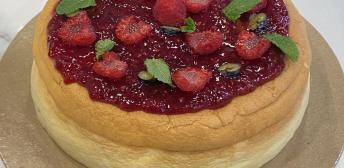 Si eres un amante de las tartas de queso, esta receta es para ti. Miquel Antoja te enseña a preparar un delicioso cotton cheesecake al estilo japonés, una versión mucho más esponjosa, húmeda y aireada, que alimenta con solo mirarla. Es más compleja de hacer que la americana, pero el esfuerzo vale la pena. ¿Te atreves a prepararla?

*Receta cedida por Miquel Guarro, de la pastelería Hofmann (Barcelona).