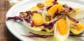 Ensalada de endibias con lombarda y nueces