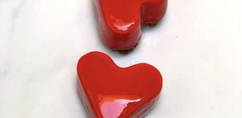 ¿Quieres sorprender a tu pareja este San Valentín de una forma original y deliciosa? Pues esta receta te interesa. Miquel Antoja te enseña cómo preparar unos corazones de mousse de chocolate blanco rellenos de frambuesa con una crujiente base de crumble. A primera vista puede parecer una elaboración compleja, pero solo requiere un poco de organización. ¡Todo por alegrarle el día a tu persona favorita!