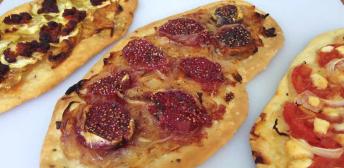 Coca con cebolla, higos y sobrasada