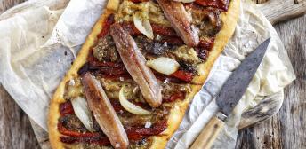 Coca de recapte con escalivada y sardina ahumada