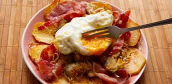 Patatas con alcachofas y huevo