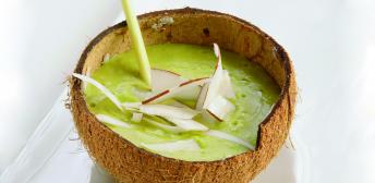 Sopa fria de gusantes, curry, citronela y coco