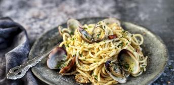 Espaguetis con almejas o 