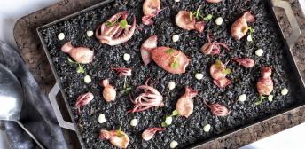 Arroz negro 'a la llauna' con cananas