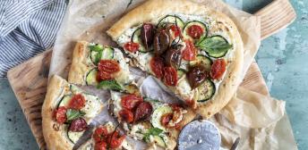 Coca de calabacín y queso de cabra