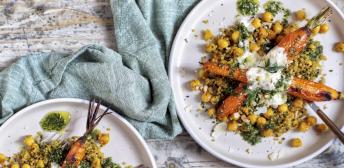 Zanahorias asadas con pesto de sus hojas y garbanzos especiados