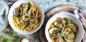 Fideos con alcachofas y almejas