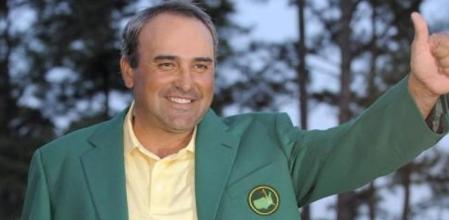 El golfista argentino Ángel Cabrera posa con la chaqueta verde que lo acredita como campeón del Torneo de Maestros de Augusta, en Augusta, Georgia (EE.UU.)