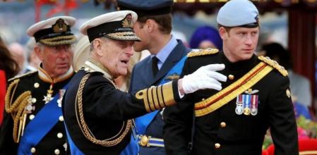 De izquierda a derecha, Carlos, príncipe de Gales, Felipe, duque de Edimburgo, y Enrique, príncipe de Cambridge, participan un desfile fluvial para conmemorar los 60 años de Isabel II en el trono.
