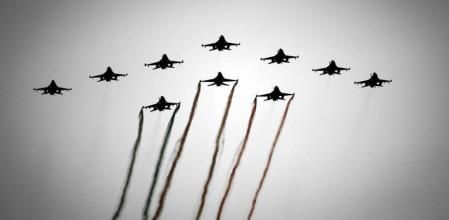 Vista de una formación de F16 de la Real Fuerza Aérea holandesa sobrevolando la ciudad durante su paseo en bote del rey Guillermo-Alejandro de Holanda y la reina Máxima por el río Ij