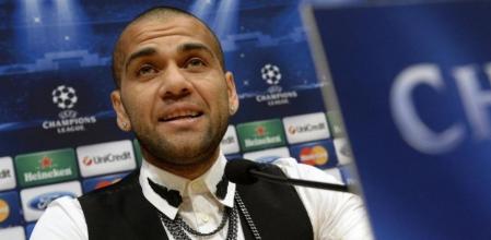 Dani Alves atiende a la prensa