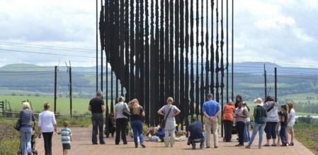 Ciudadanos sudafricanos recordando a Mandela frente a su monumento en KwaZulu-Natal; para muchos, el espíritu de Mandela hace tiempo que acabó