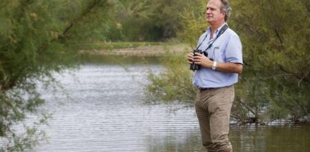Jordi Sargatal observa las aves en el Estany del Tec, en Castelló d'Empúries