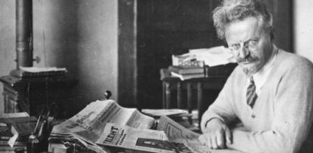 Lev Trotski en su despacho